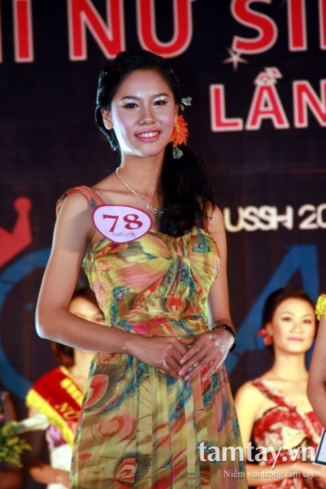 Bằng sự tự tin, thông minh và xinh đẹp, Quỳnh Trang đã chinh phục Ban giám khảo và nhận về danh hiệu Á khôi 1 cuộc thi nữ sinh thành lịch trường ĐH Khoa học xã hội và Nhân văn 2011. (Ảnh nhân vật cung cấp)